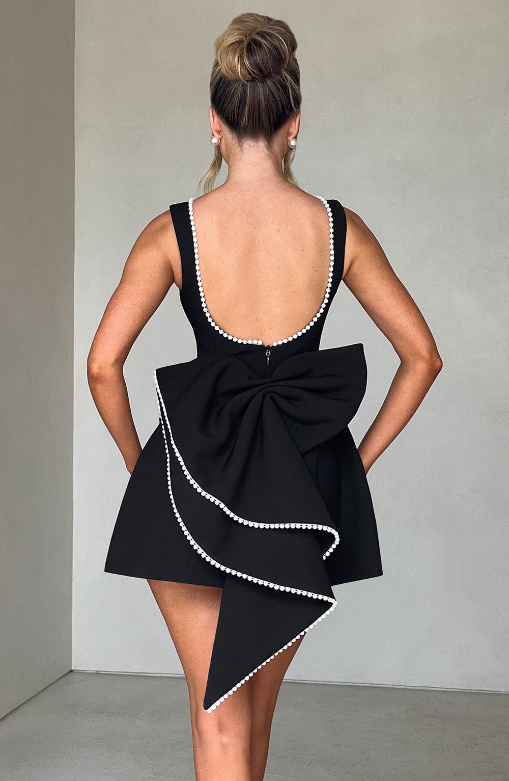 Jadwiga | Damskie Elegancka Weselna Mini sukienka weselna z kokardą