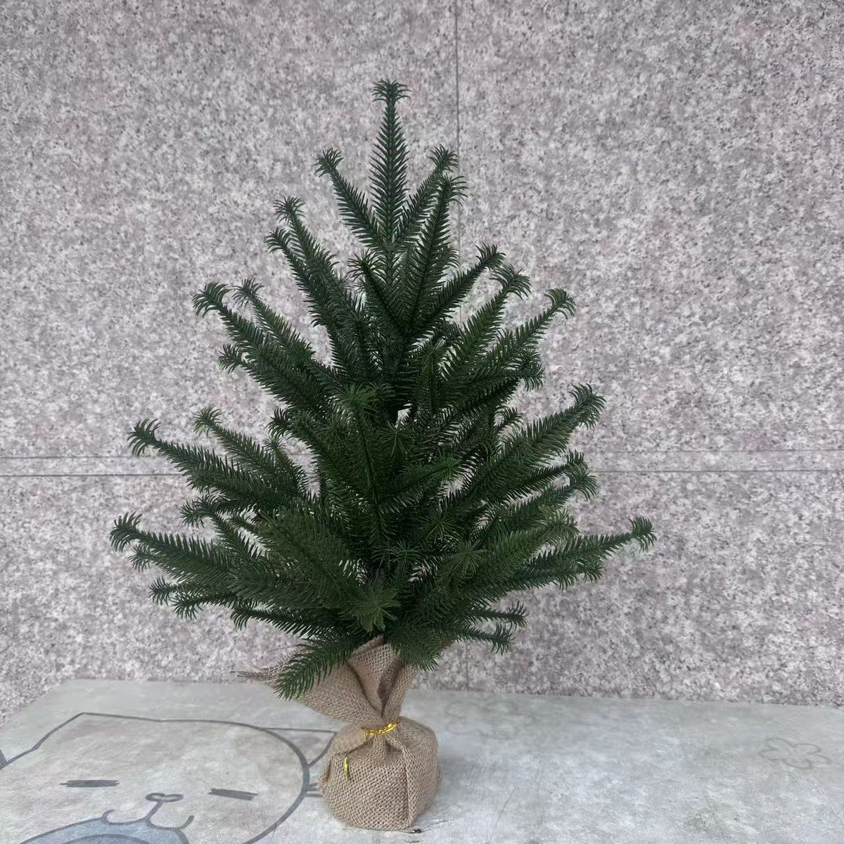 Mała Sztuczna Choinka Oświetlona na Podstawie Jutowej